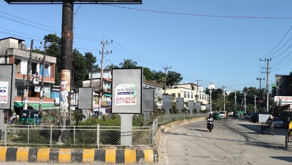 সড়ক বিভাজক যেন বিজ্ঞাপনের হাট