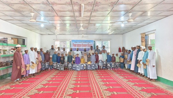 মেধাবী মাদরাসা শিক্ষার্থীদের মাঝে শিক্ষা উপকরণ বিতরণ 