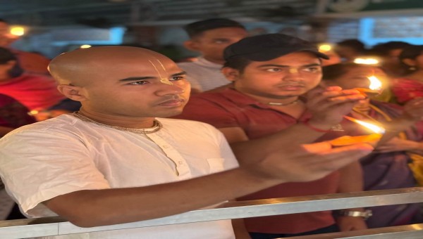 দ্বিতীয় দিনে দীপদান উৎসবে তরুণদের ভিড়