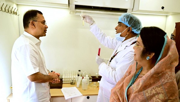 সচিবালয়ে মন্ত্রিপরিষদ বিভাগের ভ্রাম্যমাণ খাদ্যের নমুনা সংগ্রহ ও পরীক্ষার প্রক্রিয়া পর্যবেক্ষণ করলেন প্রধানমন্ত্রী