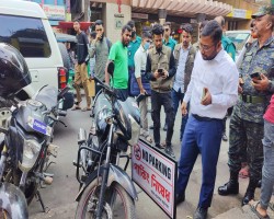 মার্কেটের সামনে অবৈধ পার্কিং, জরিমানা