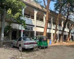 পরিত্যক্ত ভবনে চলছে অফিস, জন সমাগম