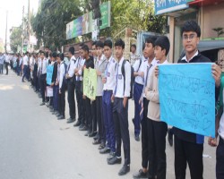 সড়ক দূর্ঘটনা রোধে সিলেটে শতাধিক শিক্ষার্থীর মানববন্ধন