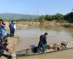 জৈন্তাপুরে নিষেধাজ্ঞা অমান্য করে বালু উত্তোলন : ১৮টি নৌকা ধ্বংস
