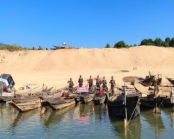 যাদুকাটা নদী থেকে অবৈধভাবে বালু উত্তোলন, ১০ নৌকা ও সেইভ মেশিন জব্দ করলো বিজিবি