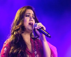 শ্রেয়া ঘোষালের কনসার্টে ব্যাপক ভিড়, দুই দর্শক অসুস্থ