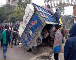 পাঠ্যবই পৌঁছাতে গিয়ে দুর্ঘটনার কবলে ট্রাক
