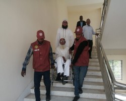 হুইল চেয়ারে তিনতলায় তোলা হলো বয়োবৃদ্ধ ভোটারকে