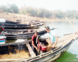 জৈন্তাপুরে অবৈধভাবে বালু উত্তোলনে ১০ নৌকা ধ্বং*স, একজন কা রা দ ণ্ড