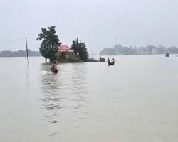 সুনামগঞ্জে বৃষ্টি কমলেও উজানের ঢলে বেড়েছে সুরমা নদীর পানি
