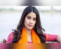 তিনি জিহ্বা ৩৬০ ডিগ্রি ঘোরাতে পারেন