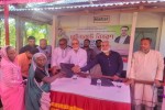 কুলাউড়ায় পাঁচ শতাধিক নারী চা-শ্রমিক পেলেন রেইনকোট